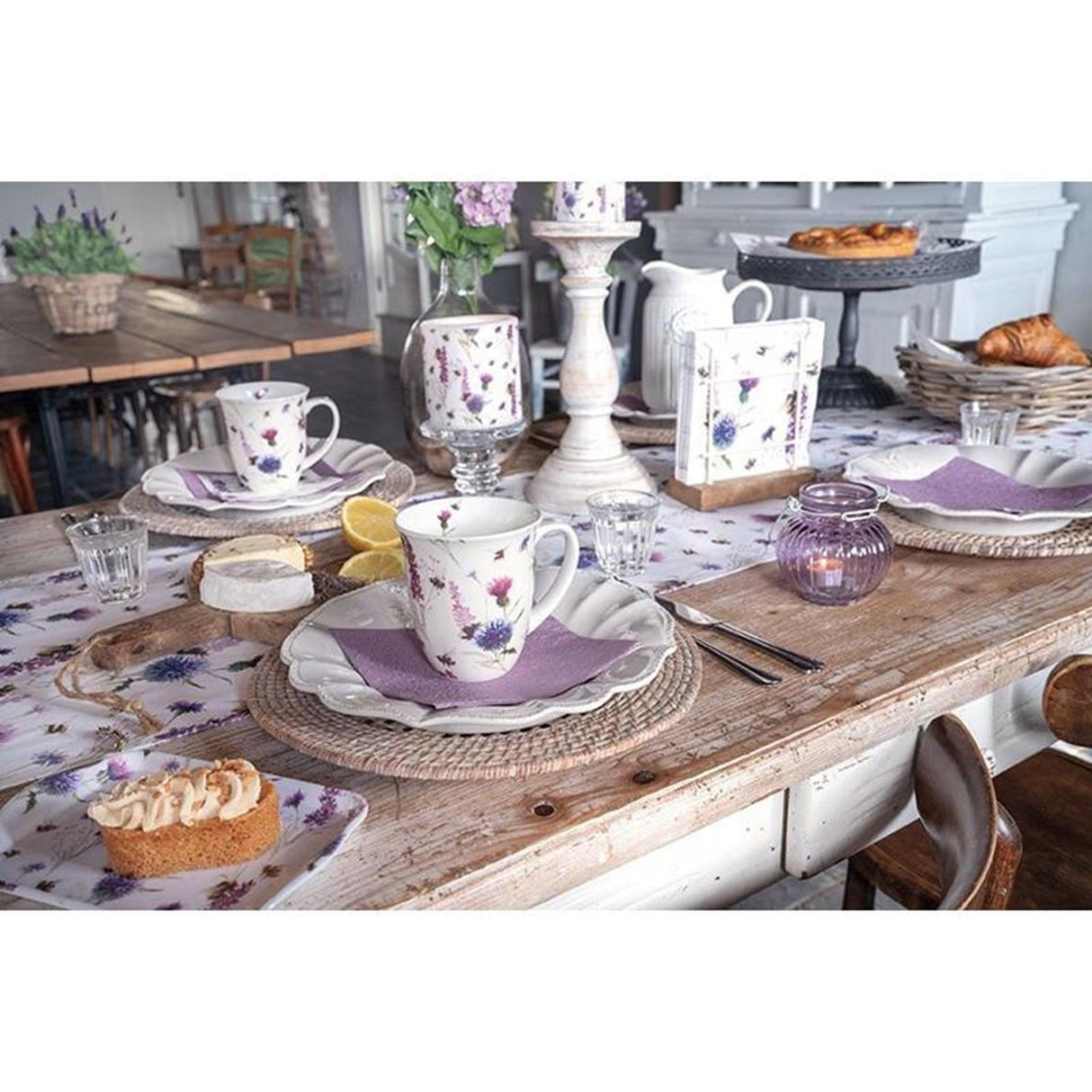 Ambiente kaars bumblebees in the meadow