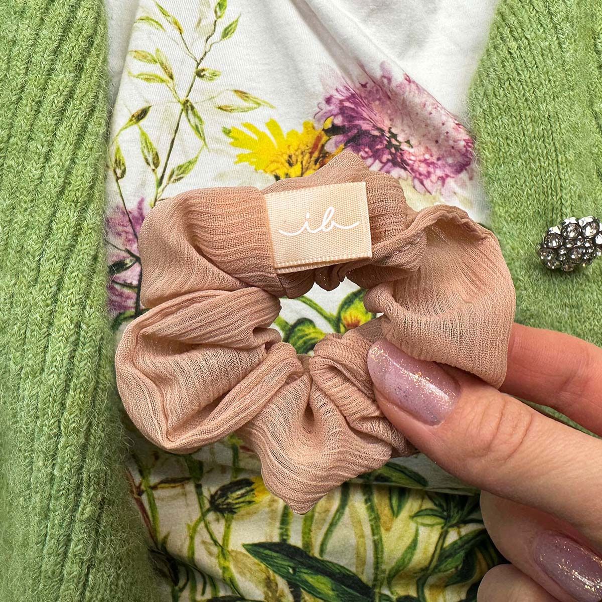 Invisibobble sprunchie reciclando rocas