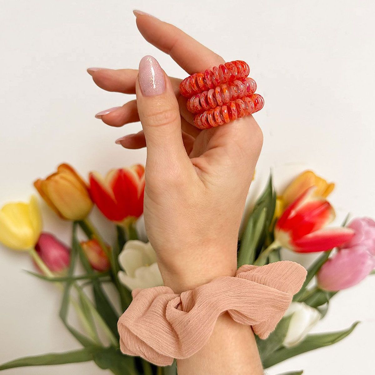 Invisibobble sprunchie reciclando rocas