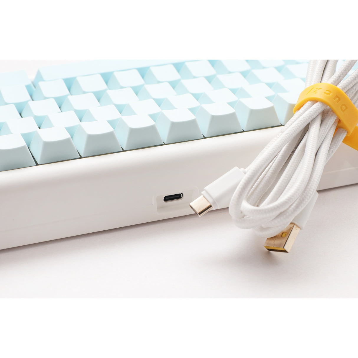 Ducky projectd tinker 65 - pom edition met qmk via, toetsenbord (lichtblauw wit, us lay-out, kailh box cream pro, rgb led, double-shot pbt, hot-swappable pom, gasket mount, 65%)