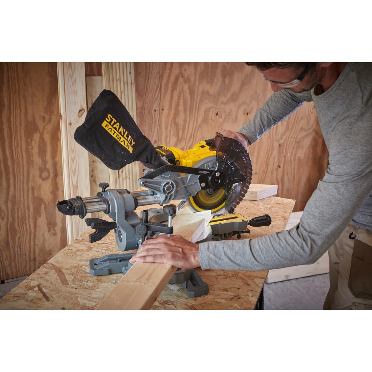 Stanley FATMAX V20 18V 4.0AH 190 mm Скосяващ трион