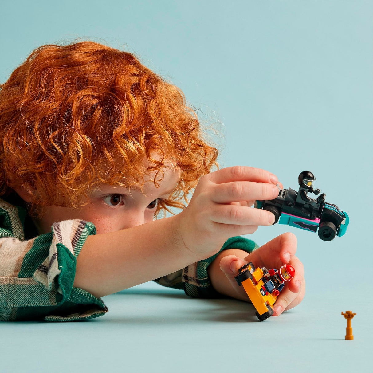 LEGO cathrach 60400 cártaí agus racers