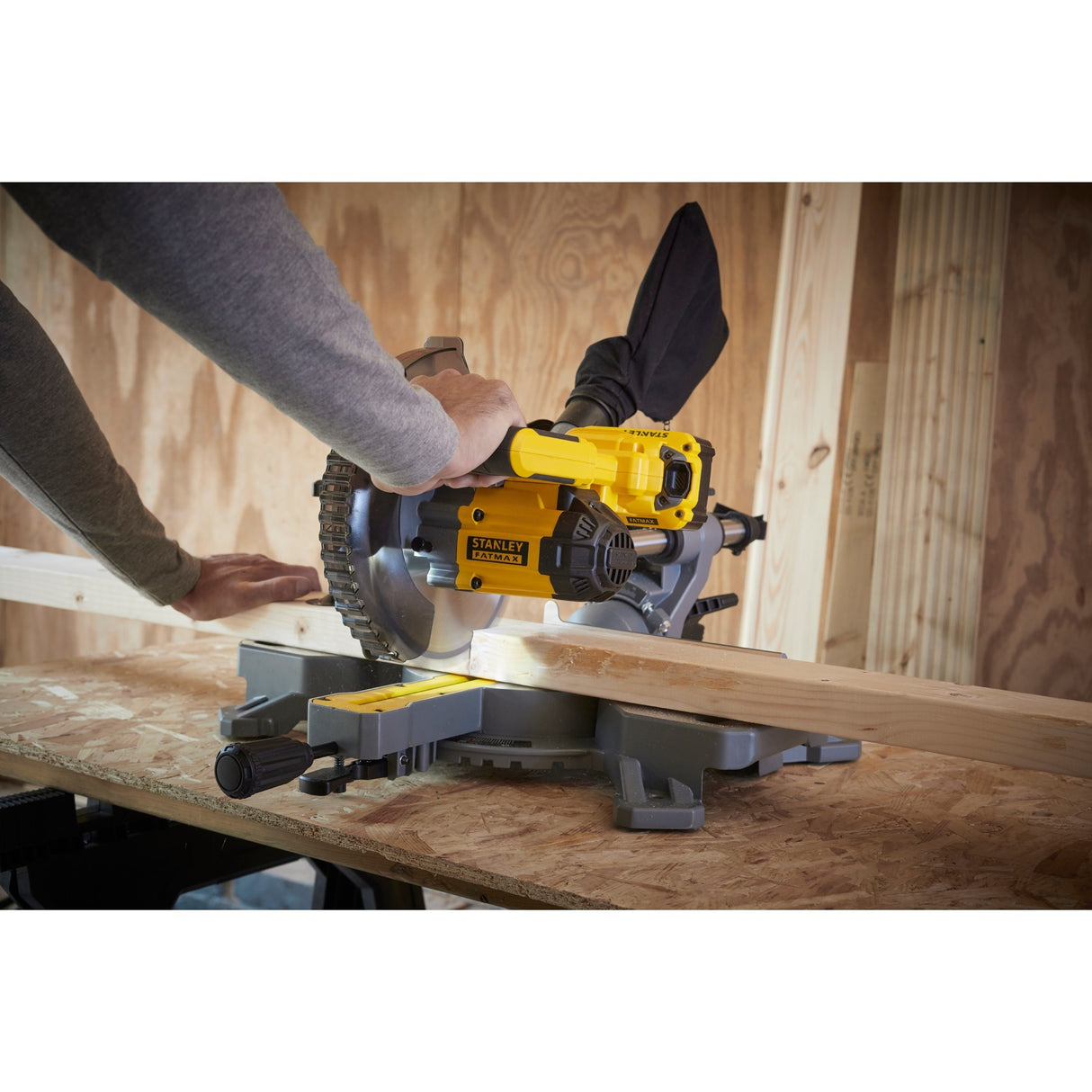 Stanley FATMAX V20 18V 4.0AH 190 mm Скосяващ трион