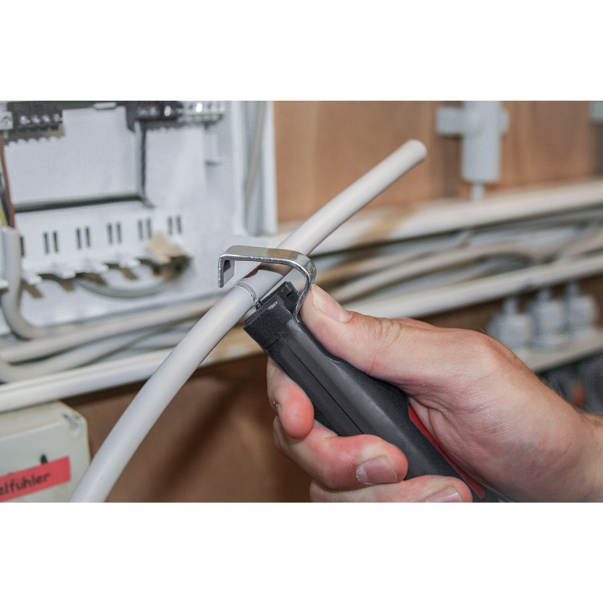 Wiha Uirlis dhíchóimeála le scian tarraingthe féin-rothlach