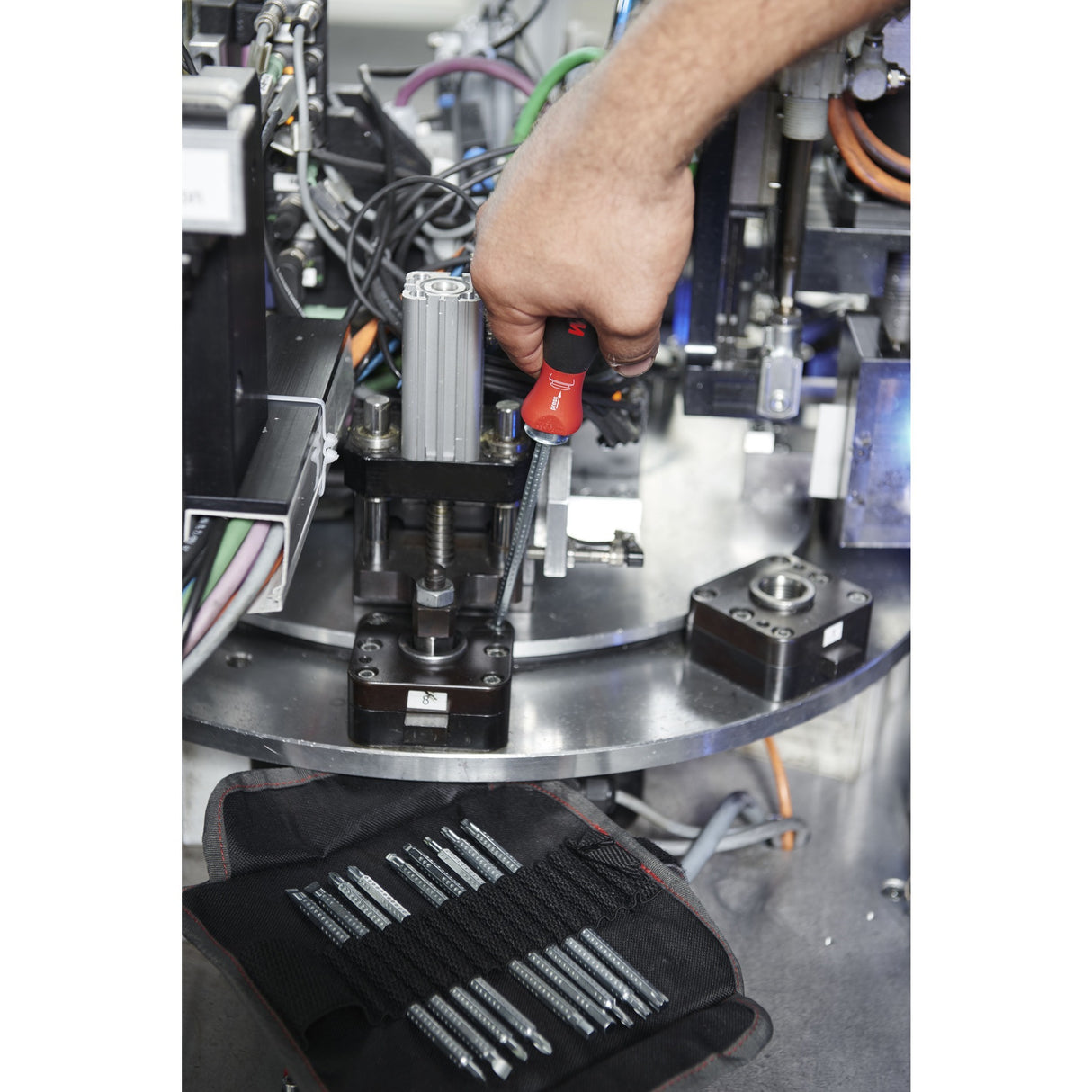 Wiha ruuvimeisseli vaihdettavalla teräsarjalla SYSTEM 6