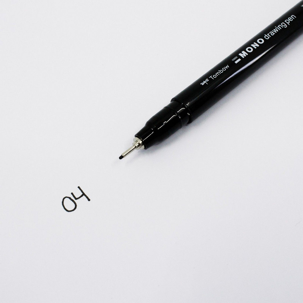 Tombow • jemné mono kresliace pero, šírka čiary 04 (cca 0,40 mm), čierna