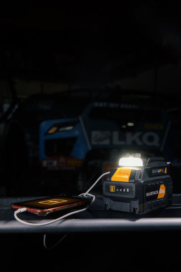 AC akkumulátor USB PowerAdapter és LED lámpa (MAXXPACK 18V).