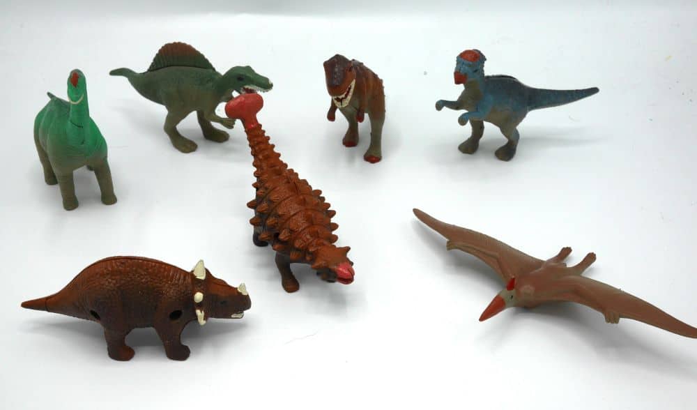 8 dinosaurier 7 på foto + i extra bonus dino.