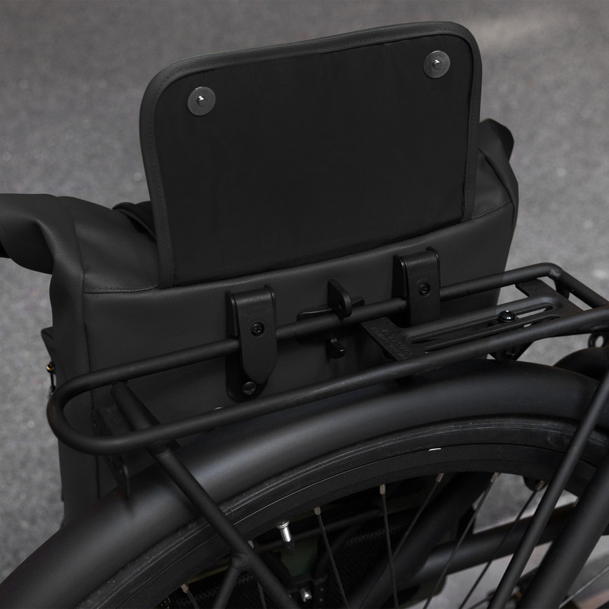 Mála rolla aonair cruthúnas uirbeach uirbeach 20l dubh athchúrsáilte