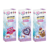 Grupo de artesanato criativo fazendo chaveiro de diamante