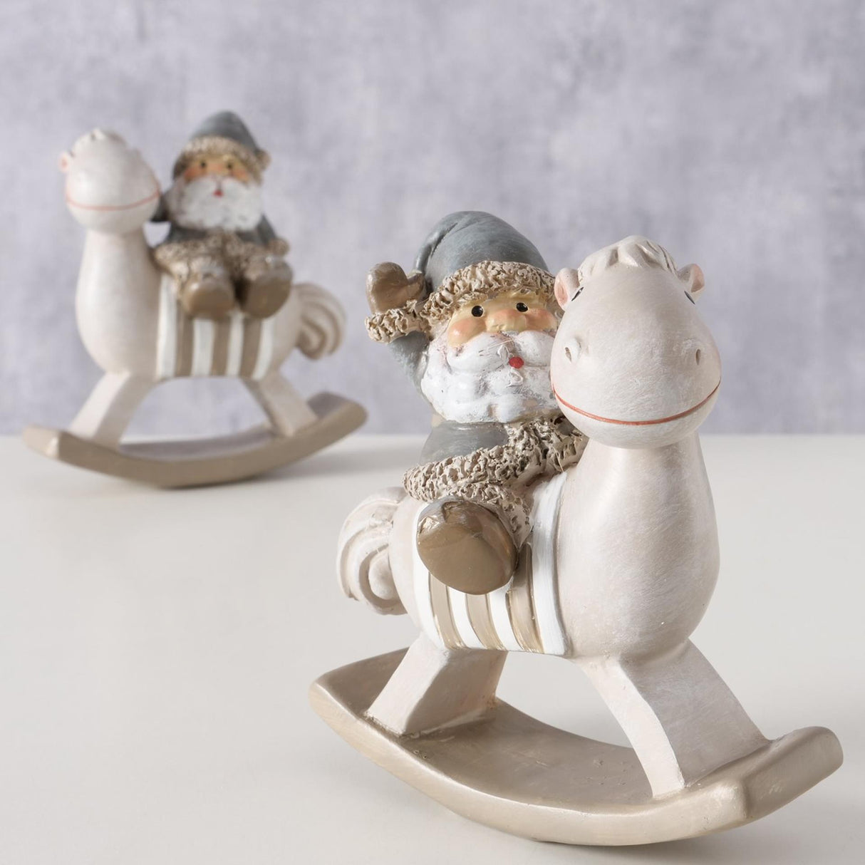 Boltze home kerstman op schommelpaard hars h11cm