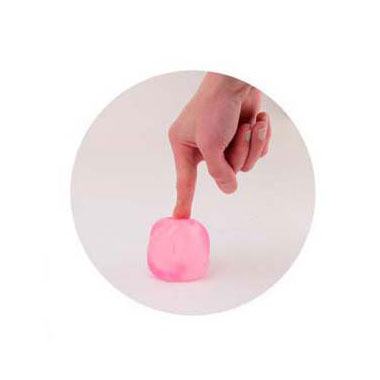 Johntoy poussant lentement la balle de compression, 7cm
