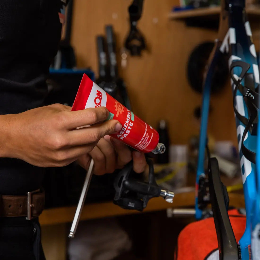 Assembly Paste Tube Cyclon 150Ml