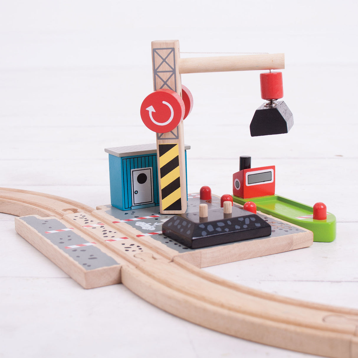 BigJigs Wooden Rails nabíjecí stanice uhlí