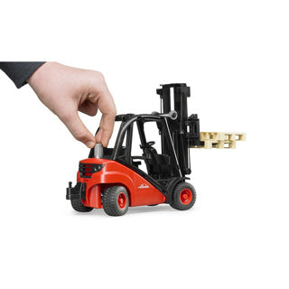 Bruder Linde Forklift H30D avec barre de remorquage et 2 palettes