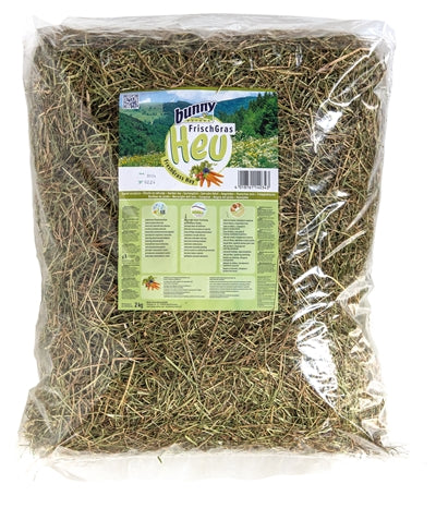 Naturaleza de conejito hierba fresca de heno jardinra