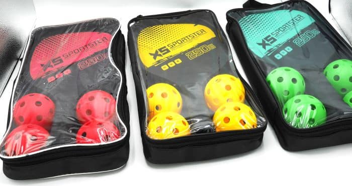 Jonotoys tretennis sett med 4 baller tilgjengelig i 3 farger