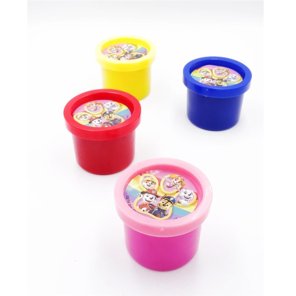 Tassupartiosormimaalaussetti vaaleanpunaisella esiliinalla