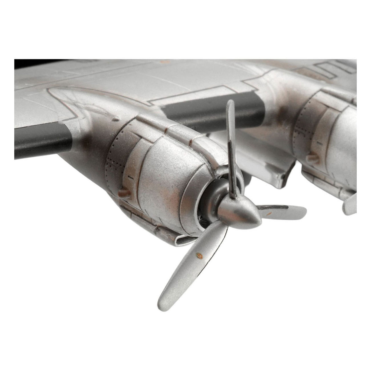 Revell Model Kit Lockheed L.1049G Super Constellation Lufthansa 1:144 - 95 parts.