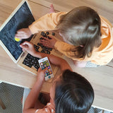 Portátil de madera de pie pequeño con tabla magnética