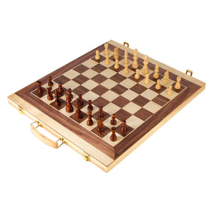 Scacchi in legno e backgammon a piede piccoli