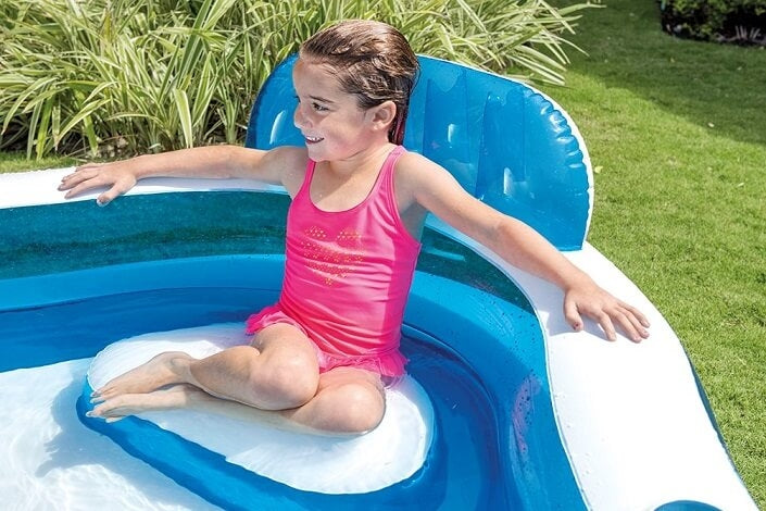 Piscina inflable Intex con sillas inflables