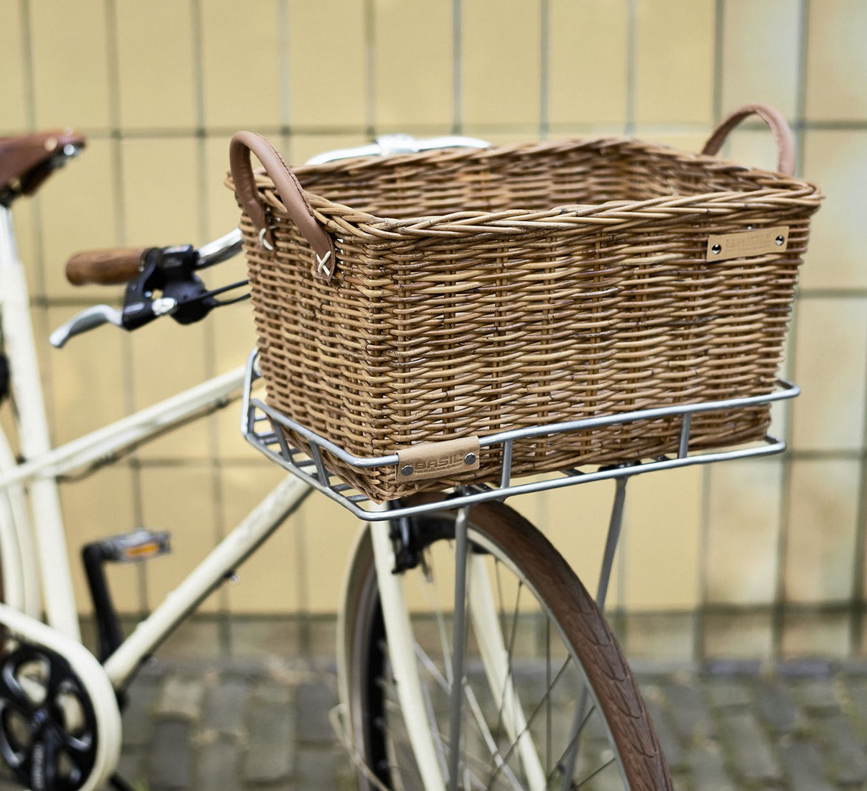 Basil Portland Classic - bicycle basket - front - brown