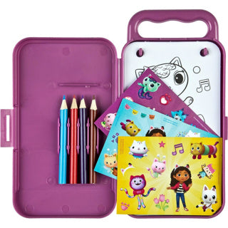 Leagann dathú taistil faoi cheilt teach bábóige Gabby