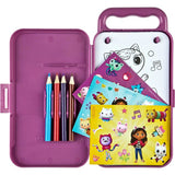 Leagann dathú taistil faoi cheilt teach bábóige Gabby