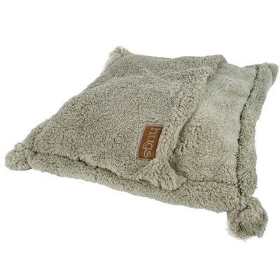 Щастлива домашна котка спален чувал прегръдки гушкане