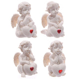 Cherubino bianco seduto con gemma del cuore rosso