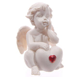 Cherubino bianco seduto con gemma del cuore rosso