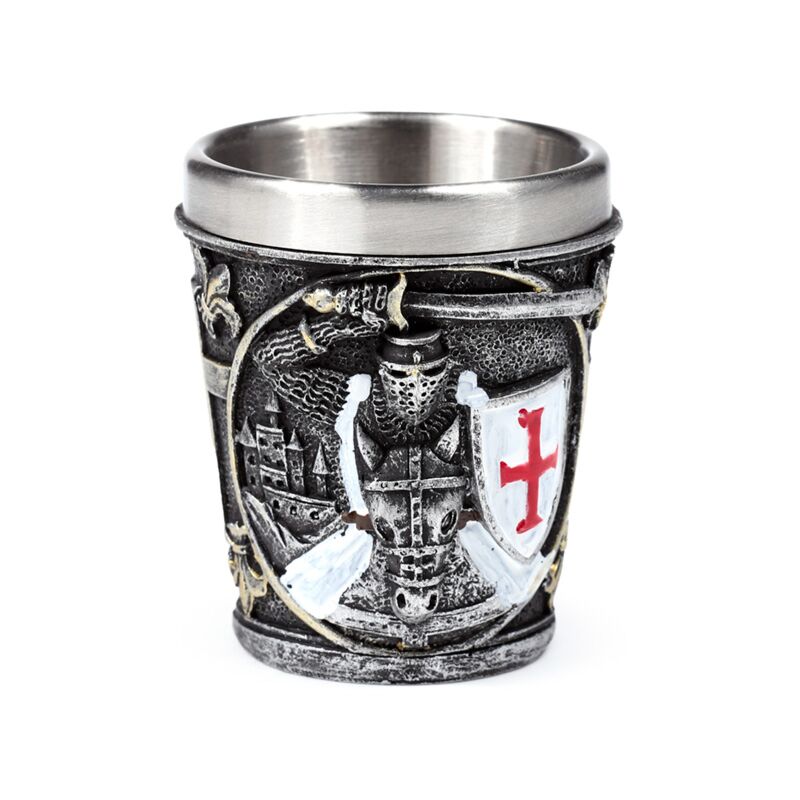 Chevalier médiéval avec verre de bouclier rouge blanc