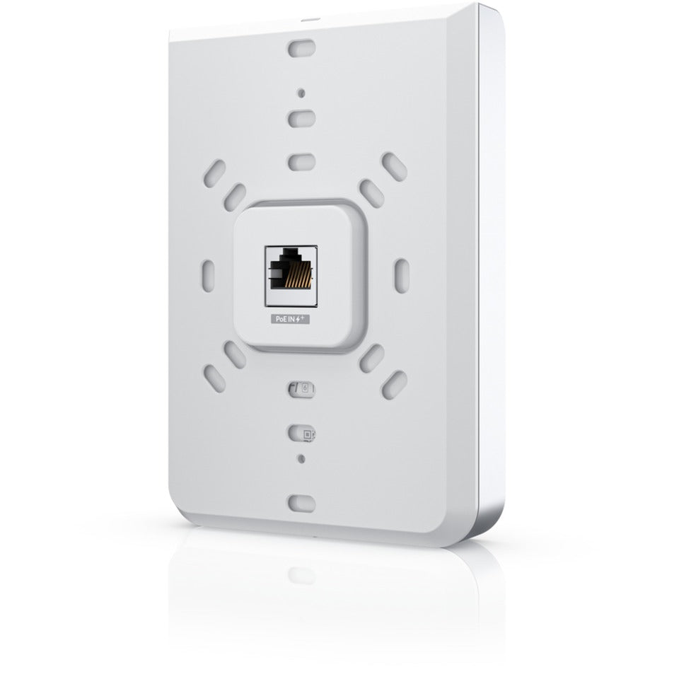 Point d'accès Ubiquiti U6 dans le mur