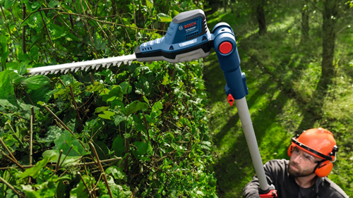 Bosch blauw ghe 18v-50 tp accu heggenschaar op steel | accu en lader niet meegeleverd, schouderriem en beschermkap - 06008d5000
