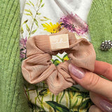 Invisibobble sprunchie reciclando rocas