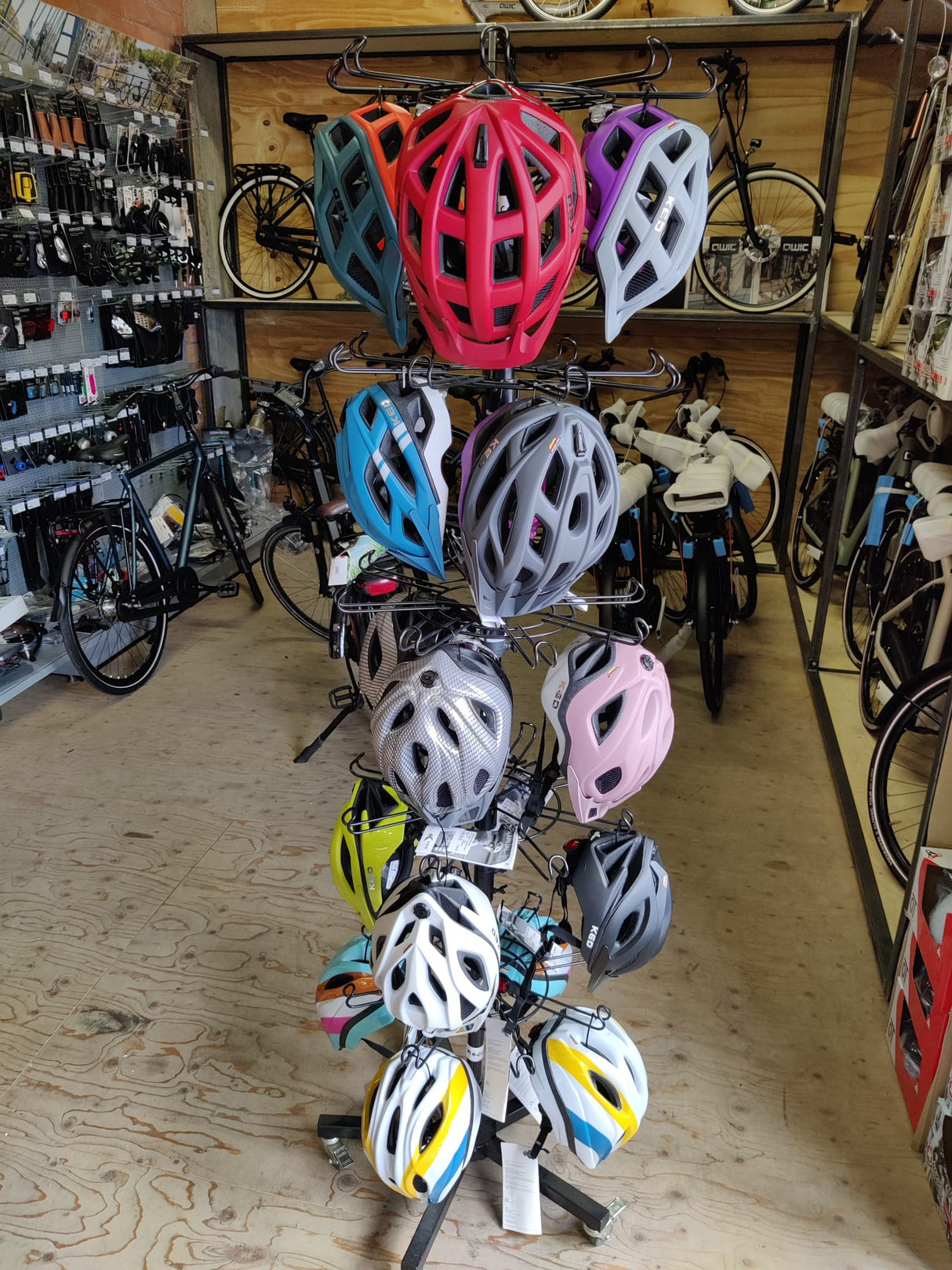 Detached showroom standard on wheels with 40 hooks