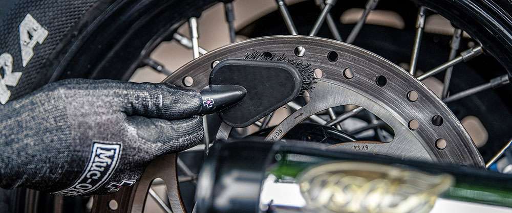 Muc-off detailing brush