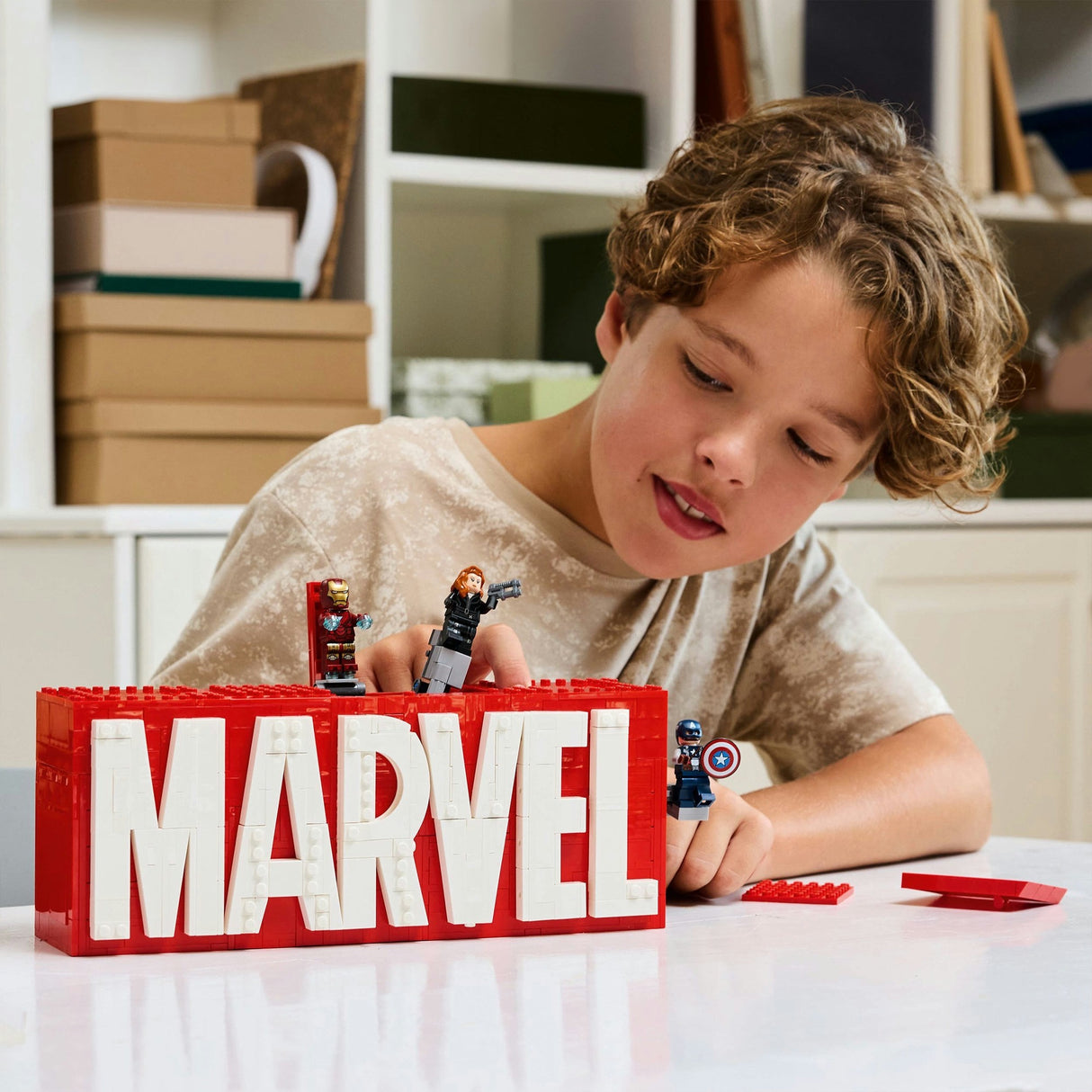 Lego-supersankarit 76313 marvel-logoa ja minihahmoja
