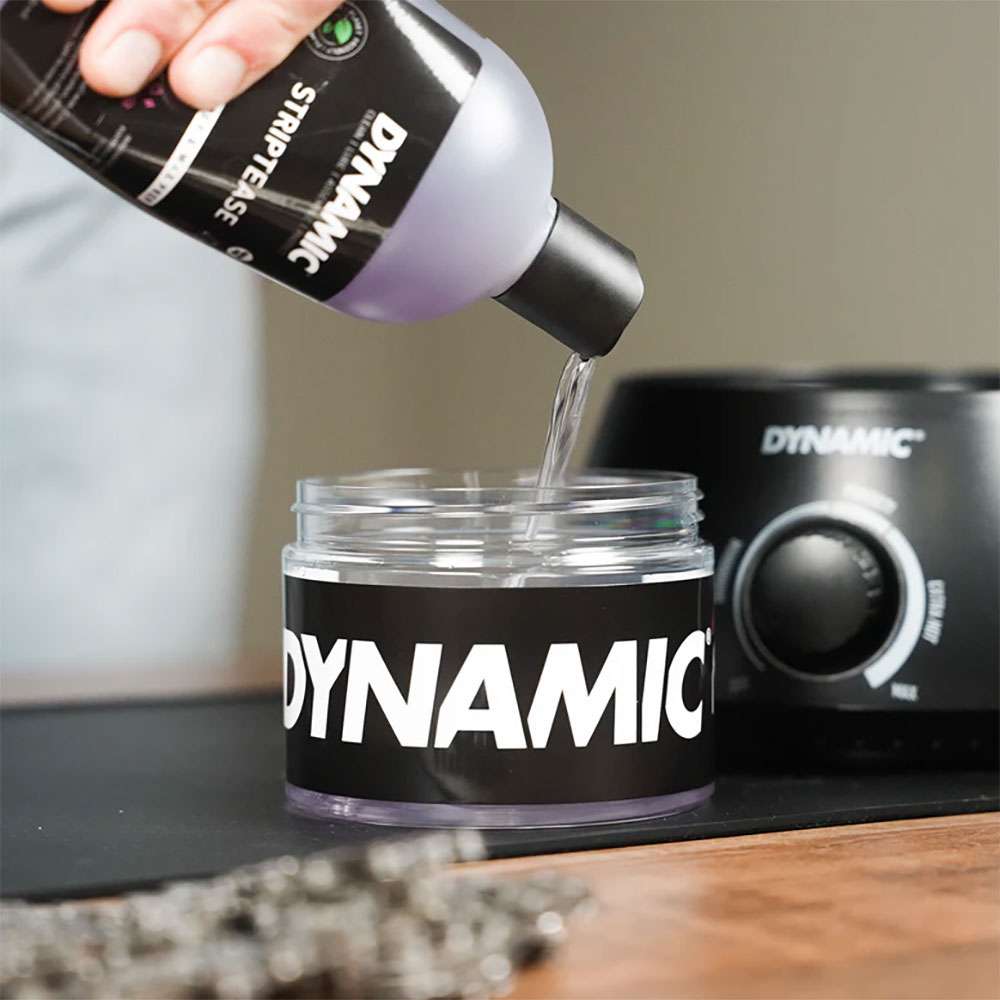 Dynamic shake-it-off container for chain cleaning