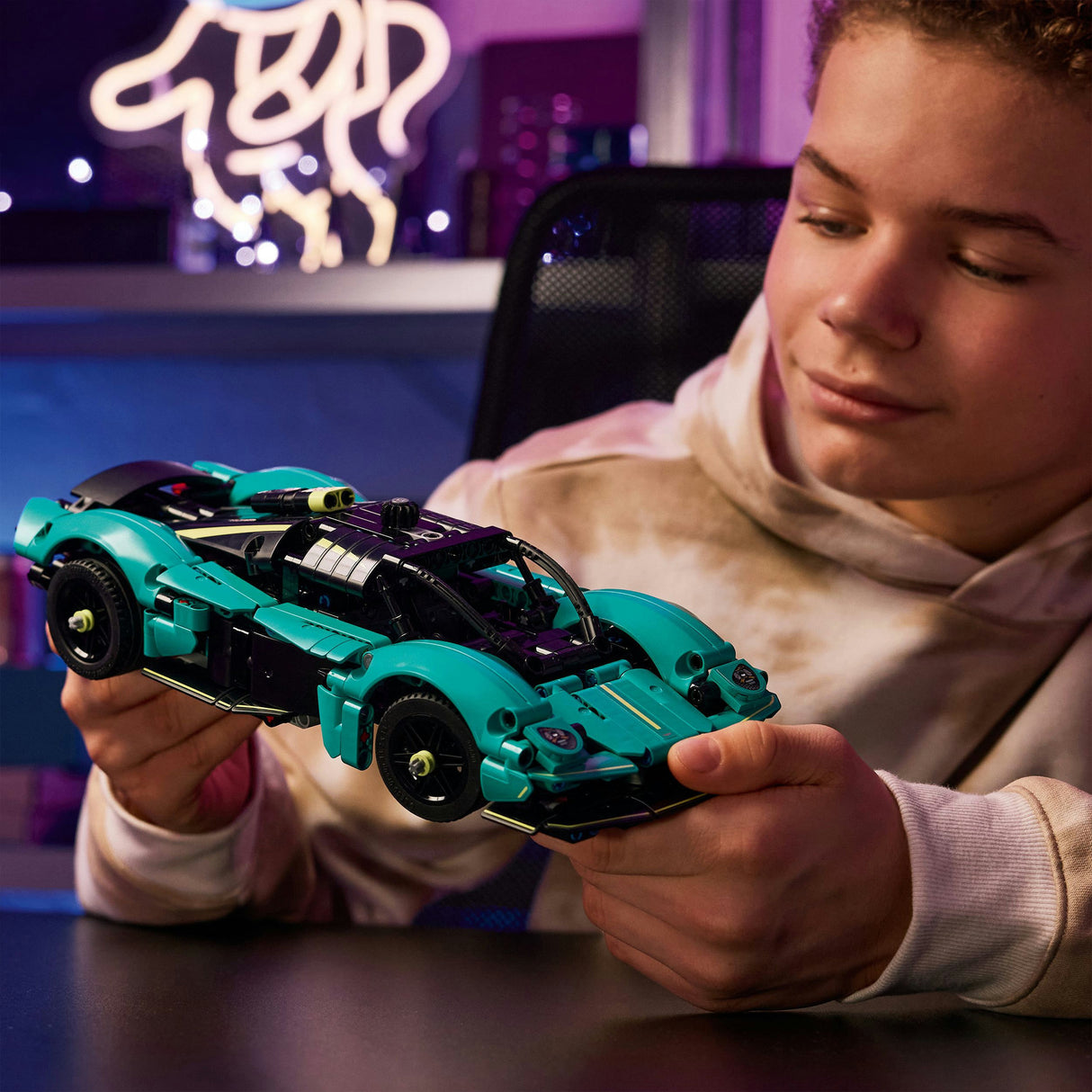 Íosluchtaigh lego technic 42208 aston martin valkyrie
