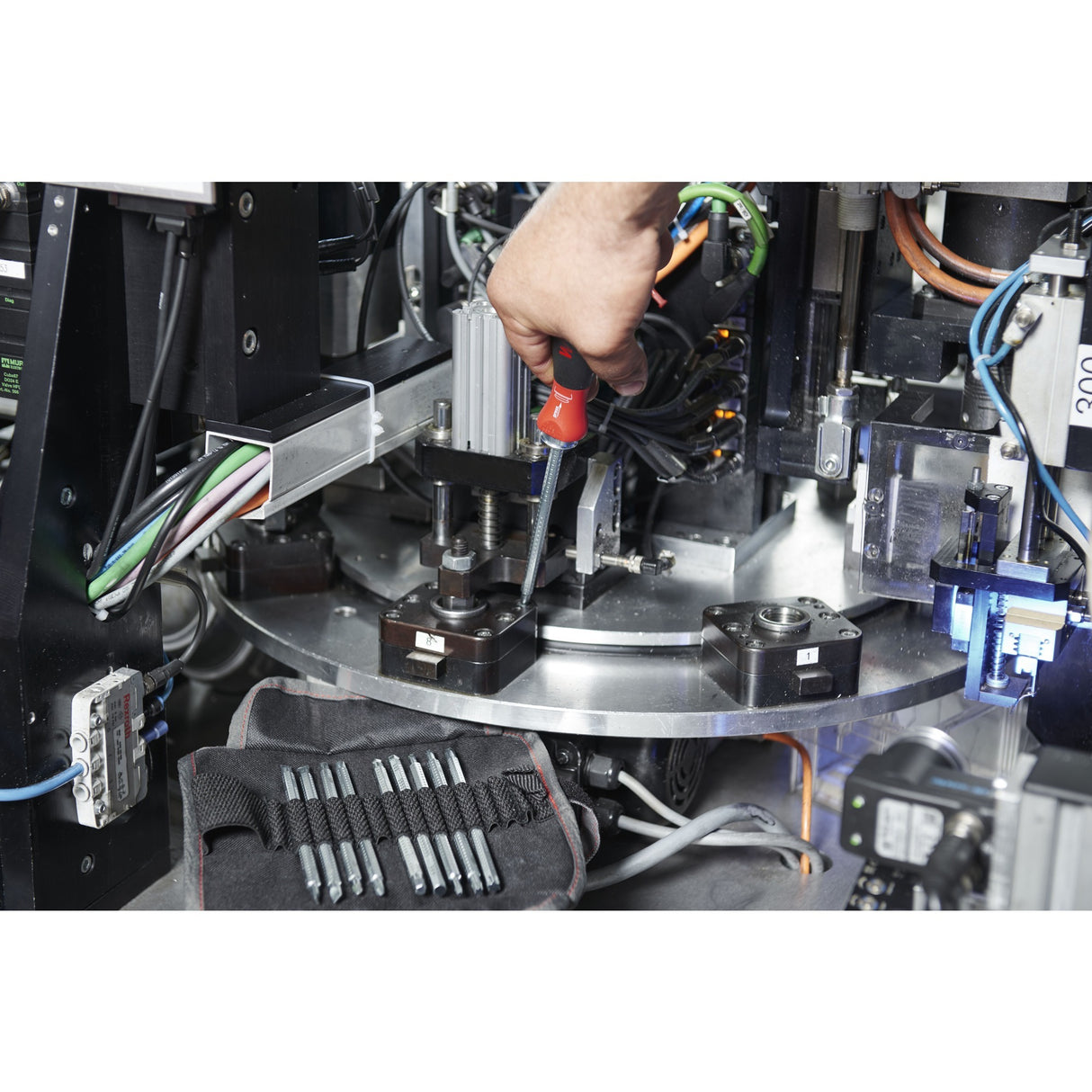 Wiha ruuvimeisseli vaihdettavalla teräsarjalla SYSTEM 6