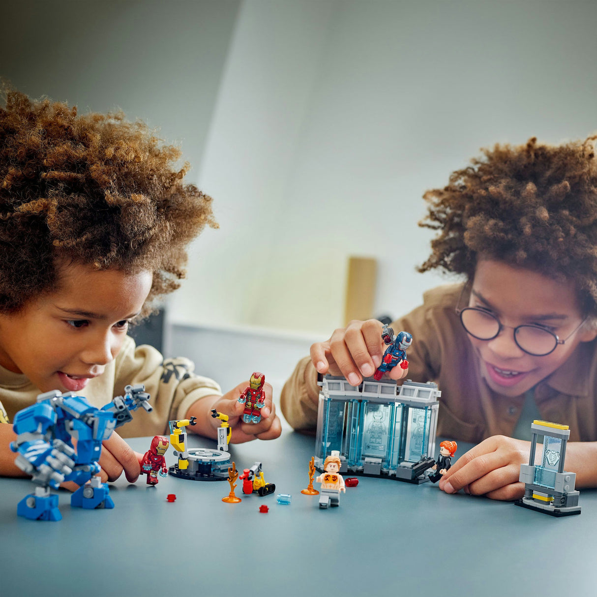 Lego 76315 superhjältar marvel iron man's laboratory: rustningsrum