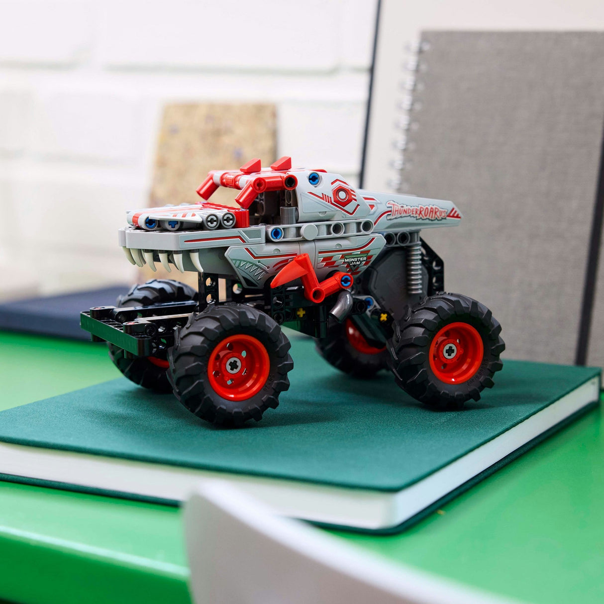 Lego Technic 42200 Monster Jam Thunderroarus à retirer