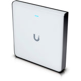 Ubiquiti U6 Enterprise w ścianie