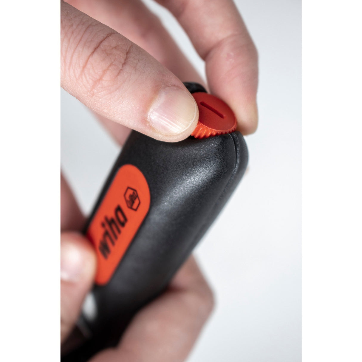WIHA Desmontaje de herramientas con un cuchillo de remolque automático