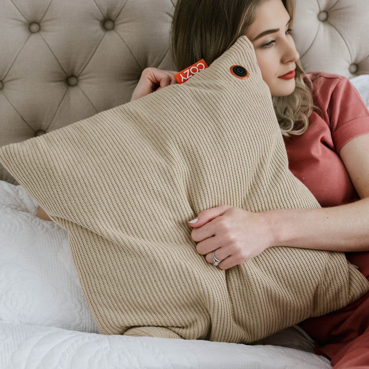 Cozy una knitted 45 x 45 cm wireless heated cushion (light beige, 5000 mAh power bank)