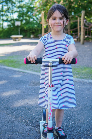 Muuwmi 2-hjuls kinderstep fällbar fotbroms vit rosa
