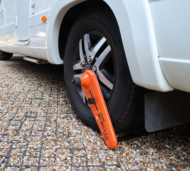 Fullstop Nemesis Plus Wheel Clamp SCM til autocamper Oranje